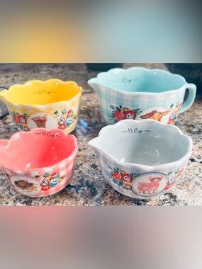 Pioneer Woman Farm Scalloped Floral Ceramic Measuring Cups Set